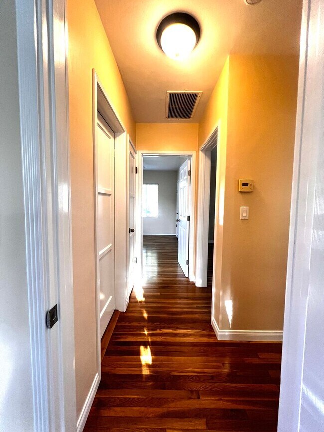Building Photo - Single Family. 3-bed Home - Desireable Neighborhood!