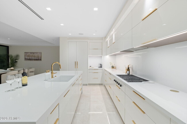 Building Photo - 6587 N Palmeraie Blvd