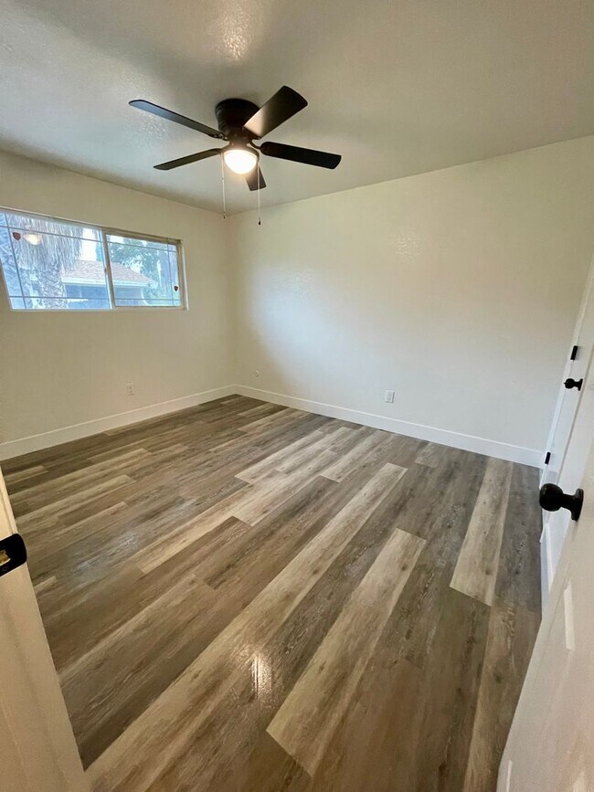 Building Photo - Riverside