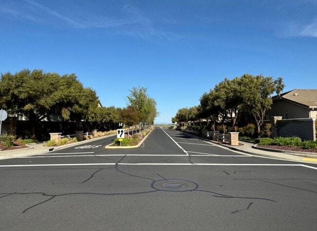 Building Photo - Beautiful 3 bed 2 bath located in Elk Grove!