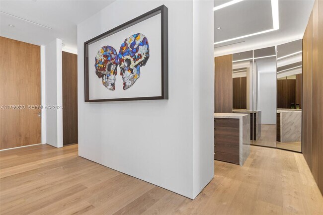 Building Photo - 825 E Dilido Dr