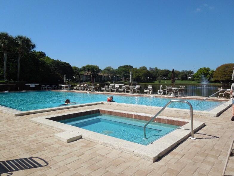 Building Photo - 2699 Pine Ridge Way E