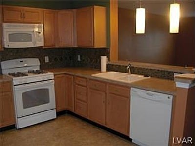 Kitchen with appliances - 8468 Cromwell Court
