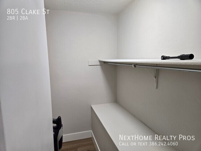 Building Photo - 805 Clake St