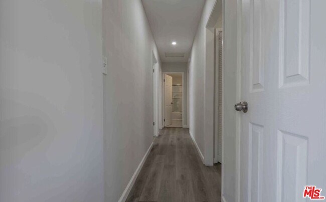 Building Photo - 817 N Kingsley Dr