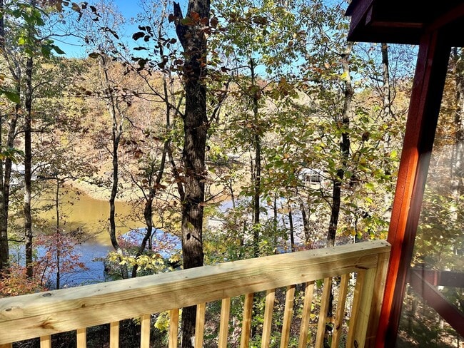 Building Photo - Lake Front Living on Lanier!