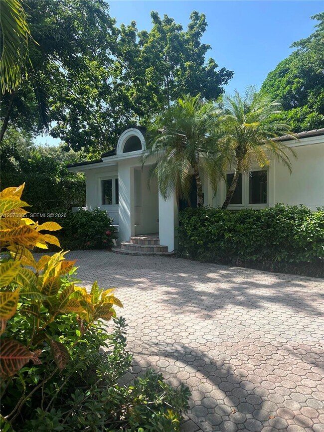 Building Photo - 3865 Poinciana Ave