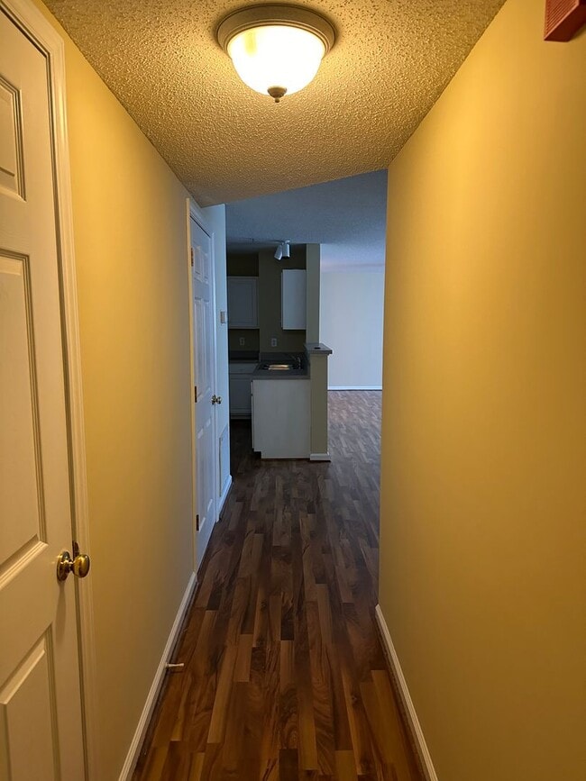 Building Photo - Deacon Ridge Condo! Convenienct to WFU, sh...