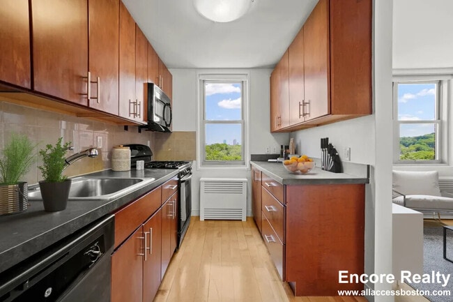 Building Photo - 10 Camelot Ct