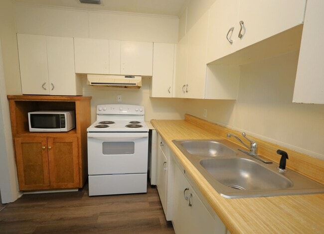 Building Photo - 902 Ridgewood Dr