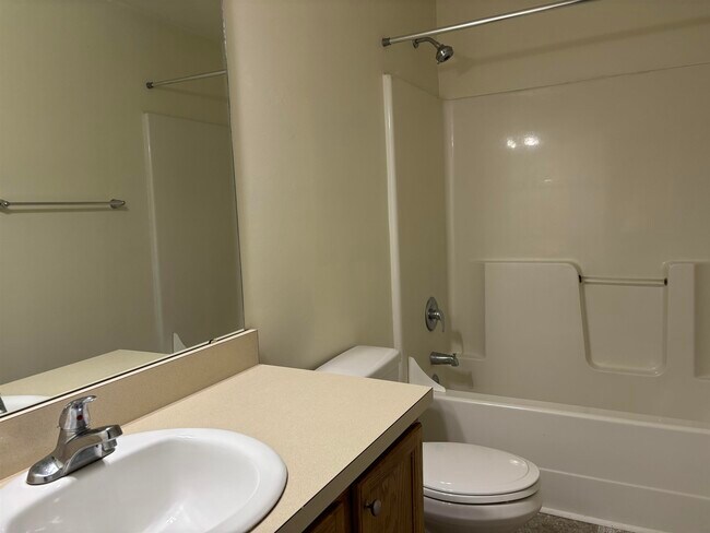 Building Photo - 3041 Camelliawood Cir E