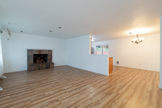 Building Photo - 938 E 65th St