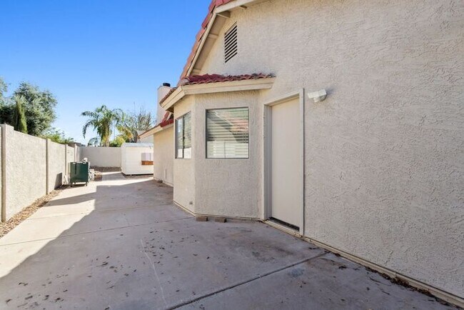 Building Photo - 923 N 59th St