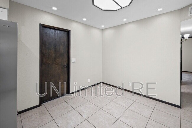 Building Photo - 2960 Star Dr