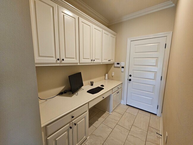 Building Photo - 43283 Pond View Dr