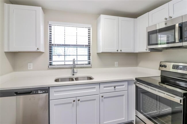 Building Photo - 3914 Deleuil Ave