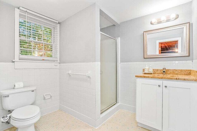 Building Photo - 3911 Ivy Rd NE