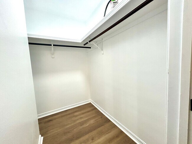 Building Photo - Well appointed 2 bed, 2.5 bath Townhouse Partial Utilities Included!