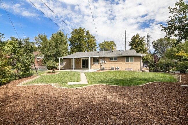 Building Photo - 4 Bedroom 2 Bathroom House-Available NOW!