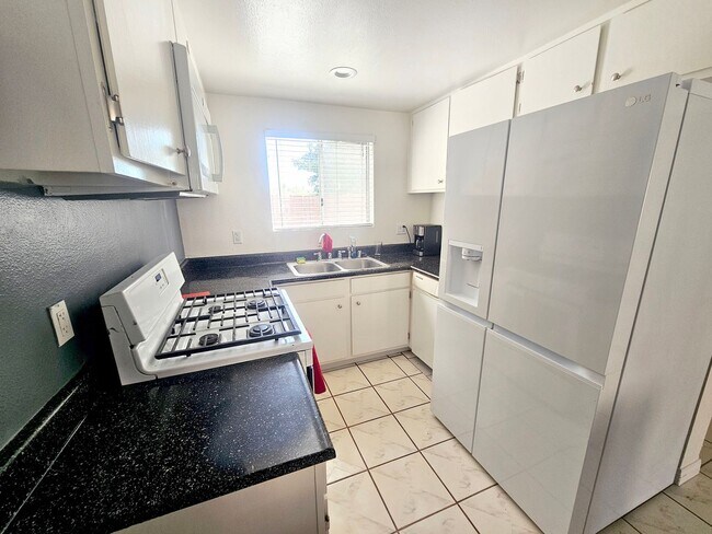 Building Photo - 2 bed/ 1.5 bath Townhouse with private garage