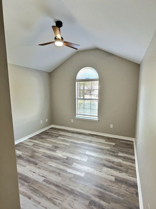 Building Photo - Updated home in Ocean Springs!