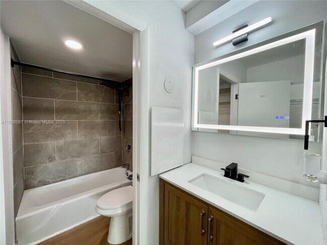 Building Photo - 3680 Inverrary Dr