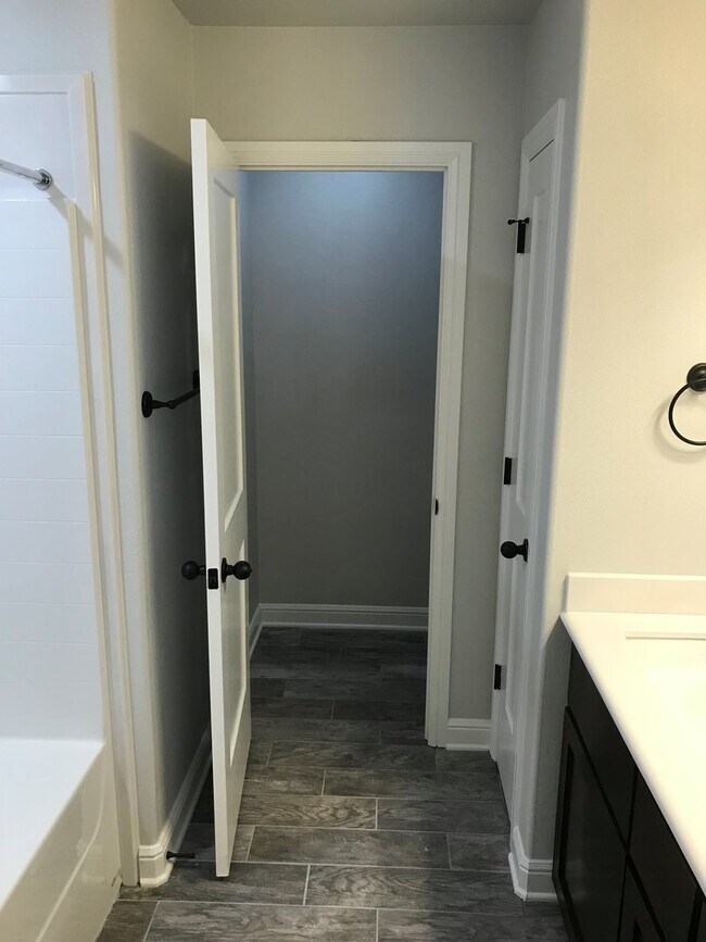 Building Photo - Gorgeous 2 bed/2 bath near Bunny Trail