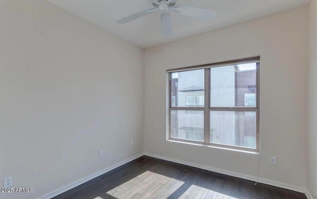 Building Photo - 525 W Lakeside Dr