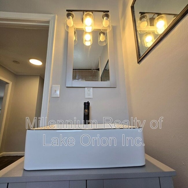 Building Photo - 715 Kenilworth Ave