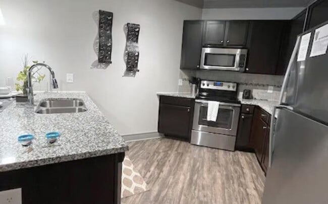 Building Photo - 700 Venue Wy