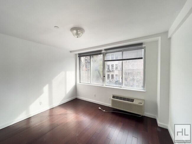 Building Photo - STANHOPE STREET / Spacious 2-Bed 1-Bath / ...