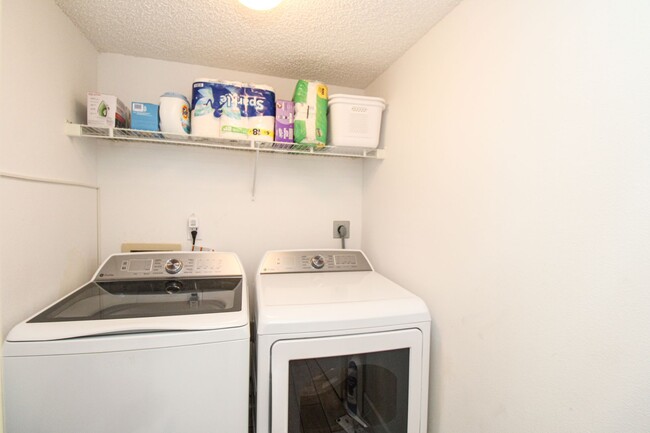 Building Photo - ** 2/2 FIRST FLOOR EMERALD LAKES BEAUTY RE...