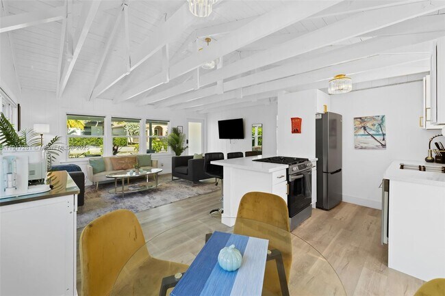 Building Photo - 1464 NE 24th St