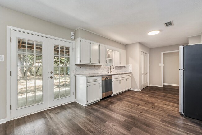 Building Photo - 3408 Dallis Dr