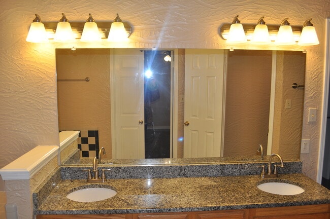 Building Photo - 2906 Kingswood Dr