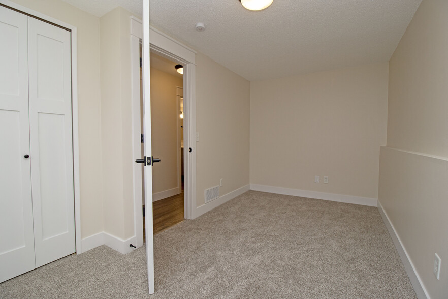 Building Photo - 6082 Kalland Cir NE