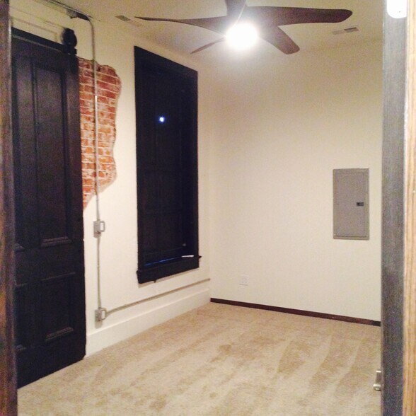 Building Photo - 106 N Main St