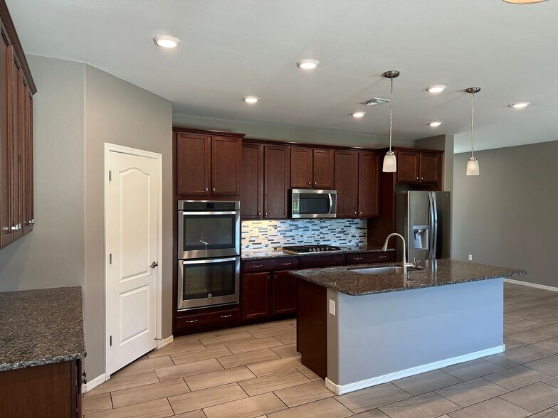 Building Photo - 1445 W Locke Dr