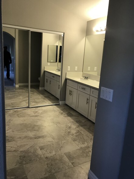 Building Photo - 6849 N Campbell Rd