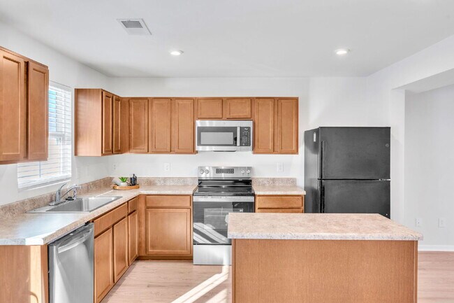 Building Photo - Modern 3BR, 2.5BA Townhouse in Walnut Hill Townes