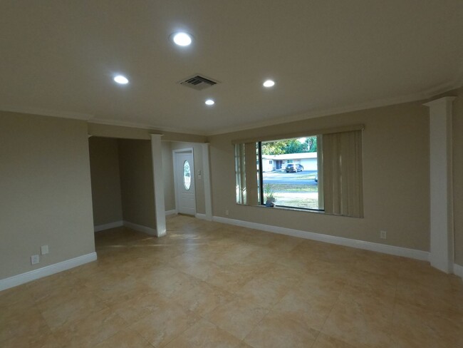 Building Photo - Great location close to parks and 595. les...