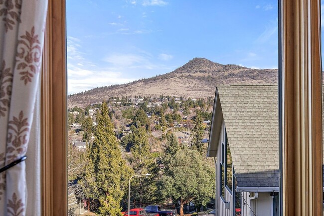 Building Photo - STUNNING 3000 sq ft HOME OFF HILLCREST RD