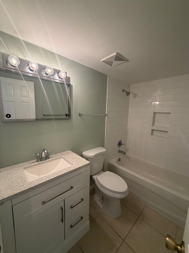 Building Photo - 3800 Saxon Dr