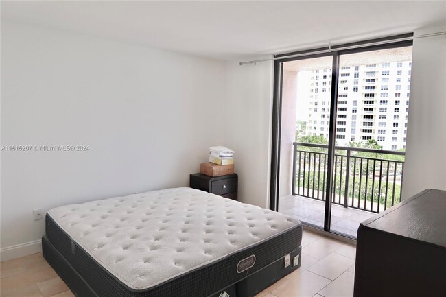 Building Photo - 540 Brickell Key Dr