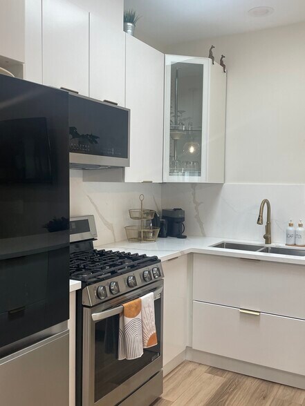 Building Photo - 2520 W 79th St