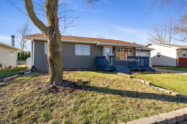Building Photo - Beautiful 3/4 bed 2 bath home in East Moline!