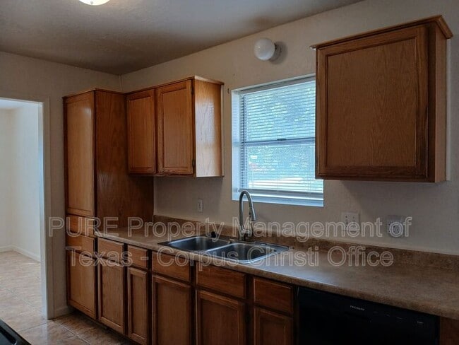 Building Photo - 2255 Lombardy Dr