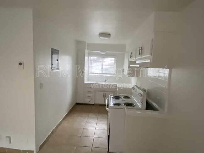 Building Photo - 6904 Lennox Ave