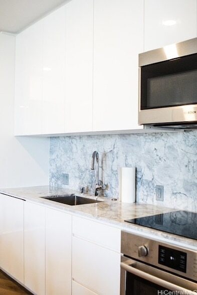 Building Photo - 987 Queen St