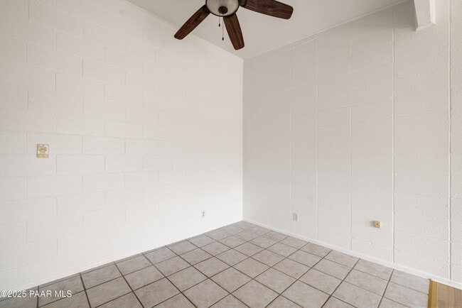 Building Photo - 340 Country Club Cir